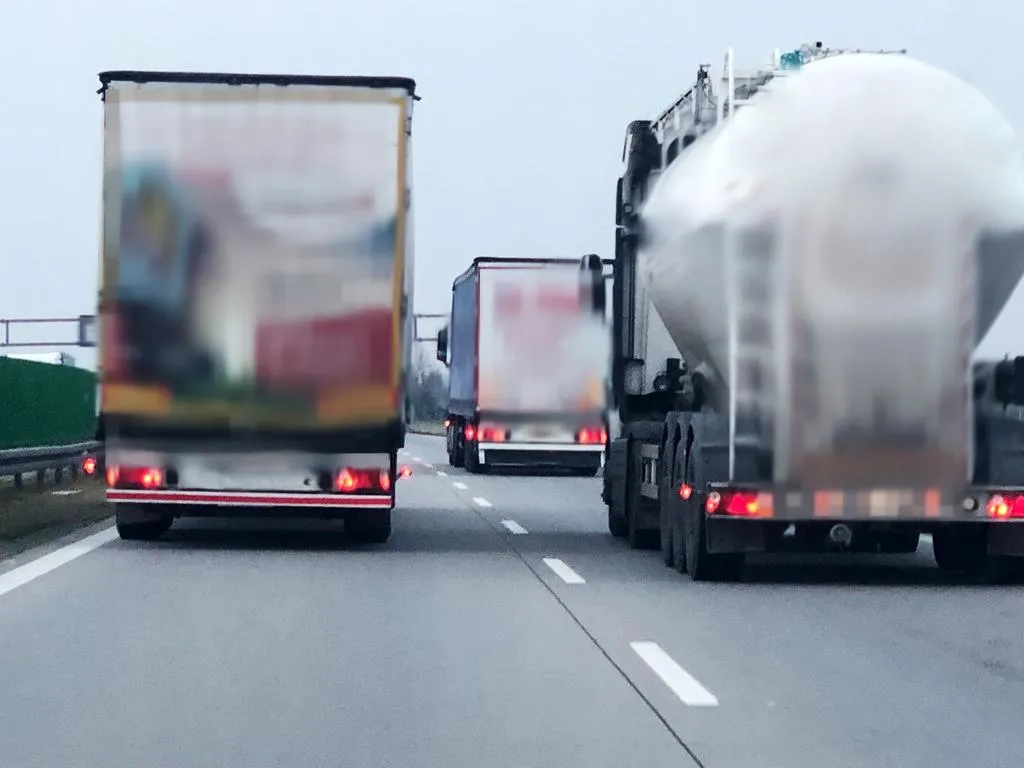 zakaz-wyprzedzania-dla-ciezarowek-38222728.jpeg