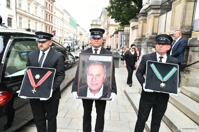 Pogrzeb Jerzego Stuhra. Tłumy pożegnały wielkiego aktora. Oklaski i wzruszające słowa [FOTO]