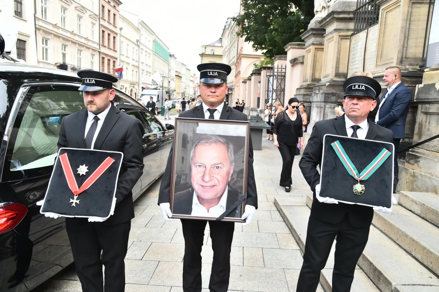 Pogrzeb Jerzego Stuhra. Tłumy pożegnały wielkiego aktora. Oklaski i wzruszające słowa [FOTO]