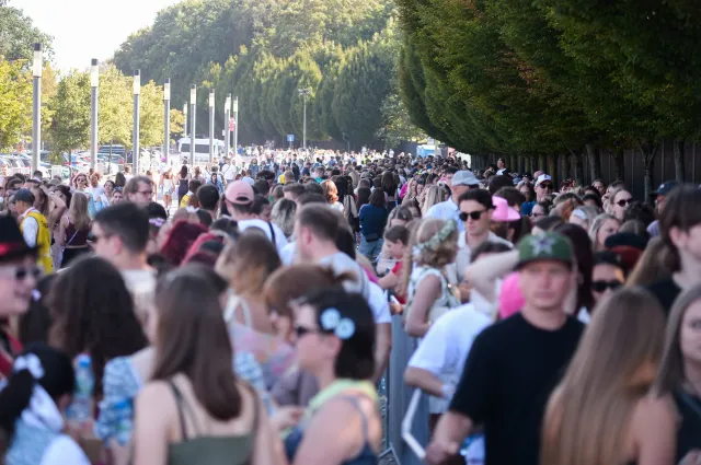 Godzina "W" w Warszawie. Fani Taylor Swift oddali hołd bohaterom Powstania