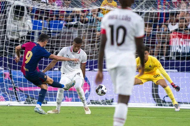 Robert Lewandowski show! Strzelił dwa gole w meczu z AC Milan