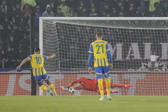 Liga Mistrzów. Skorupski obronił rzut karny. Fatalny mecz Piątkowskiego