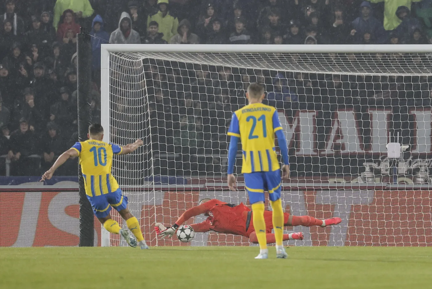 Liga Mistrzów. Skorupski obronił rzut karny. Fatalny mecz Piątkowskiego