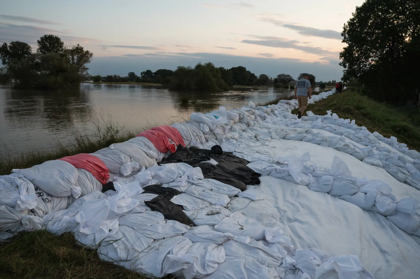 Fala kulminacyjna w Brzegu Dolnym. Sytuacja na Odrze wciąż napięta