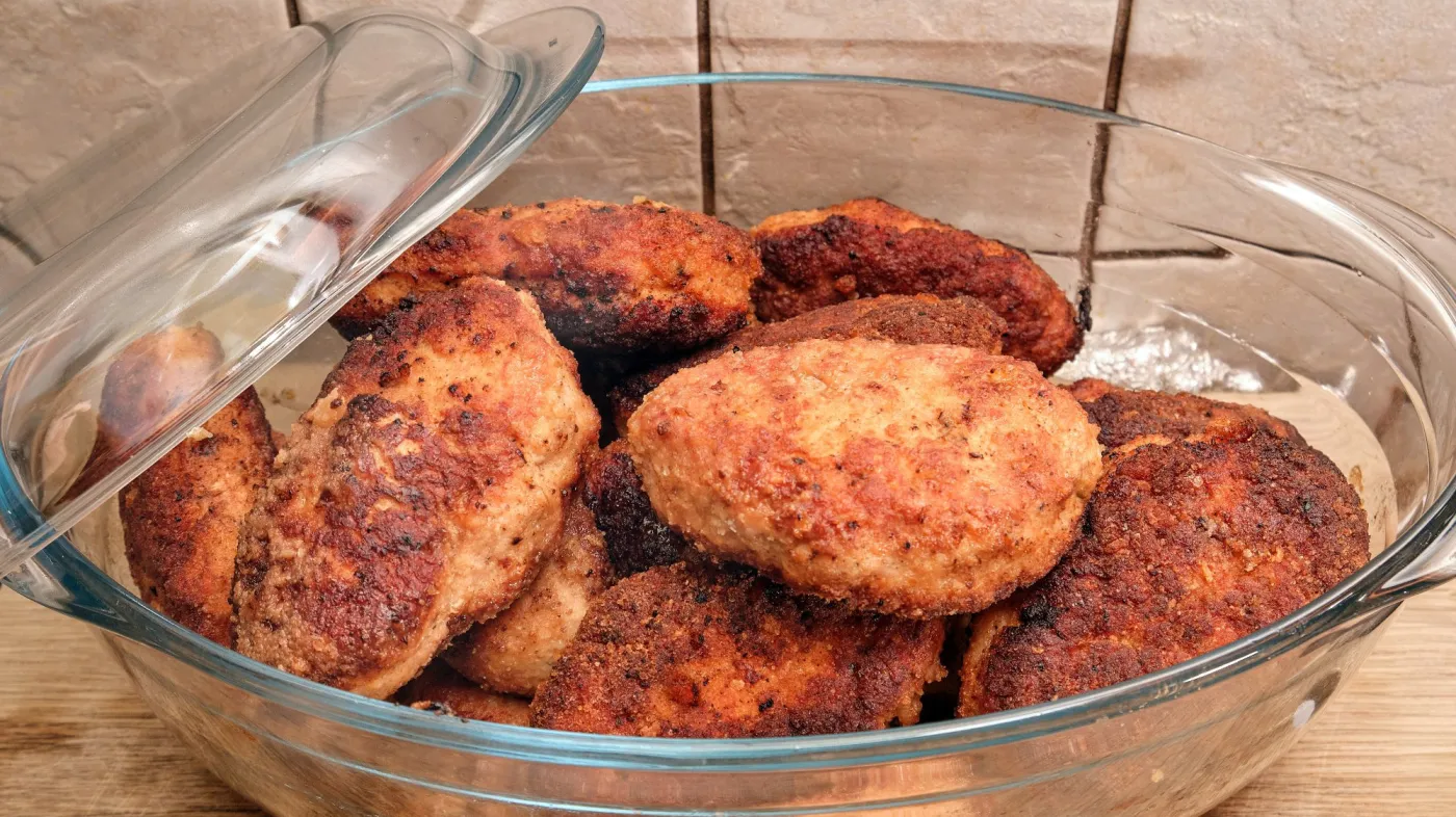 Fluffy,Homemade,Chicken,And,Beef,Cutlets,,Cooked,In,The,Oven