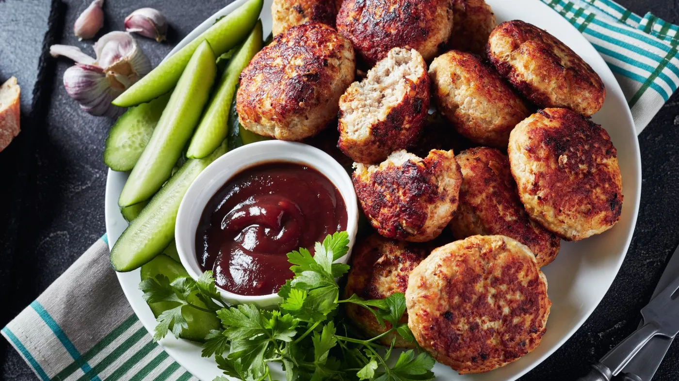 Polish,Meat,Rissoles,Served,With,Cucumber,Slices,And,Barbeque,Sauce