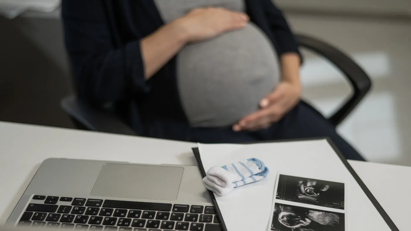 Zwolnili ją. Po roku wyznała, że była w ciąży. Sąd zadecydował