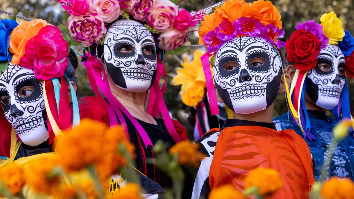 Día de Muertos to Dzień Zmarłych, który jest hucznie świętowany w Meksyku