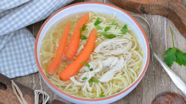 Czy można mrozić rosół, by nadal był zdrowy i smaczny? Odpowiedź jest jednoznaczna