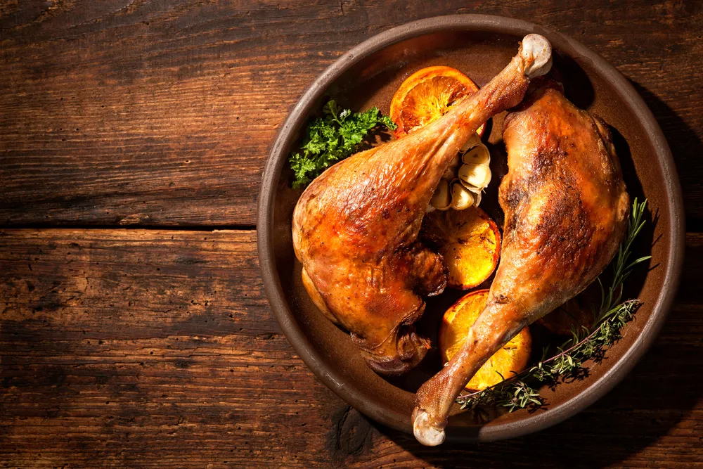 Aromatyczna gęsina na listopadowy obiad. Tak gęś w pomarańczach robi Jakub Kuroń [PRZEPIS]