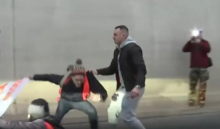 Piłkarz Legii Warszawa usuwał z ulicy aktywistów "Ostatniego Pokolenia"