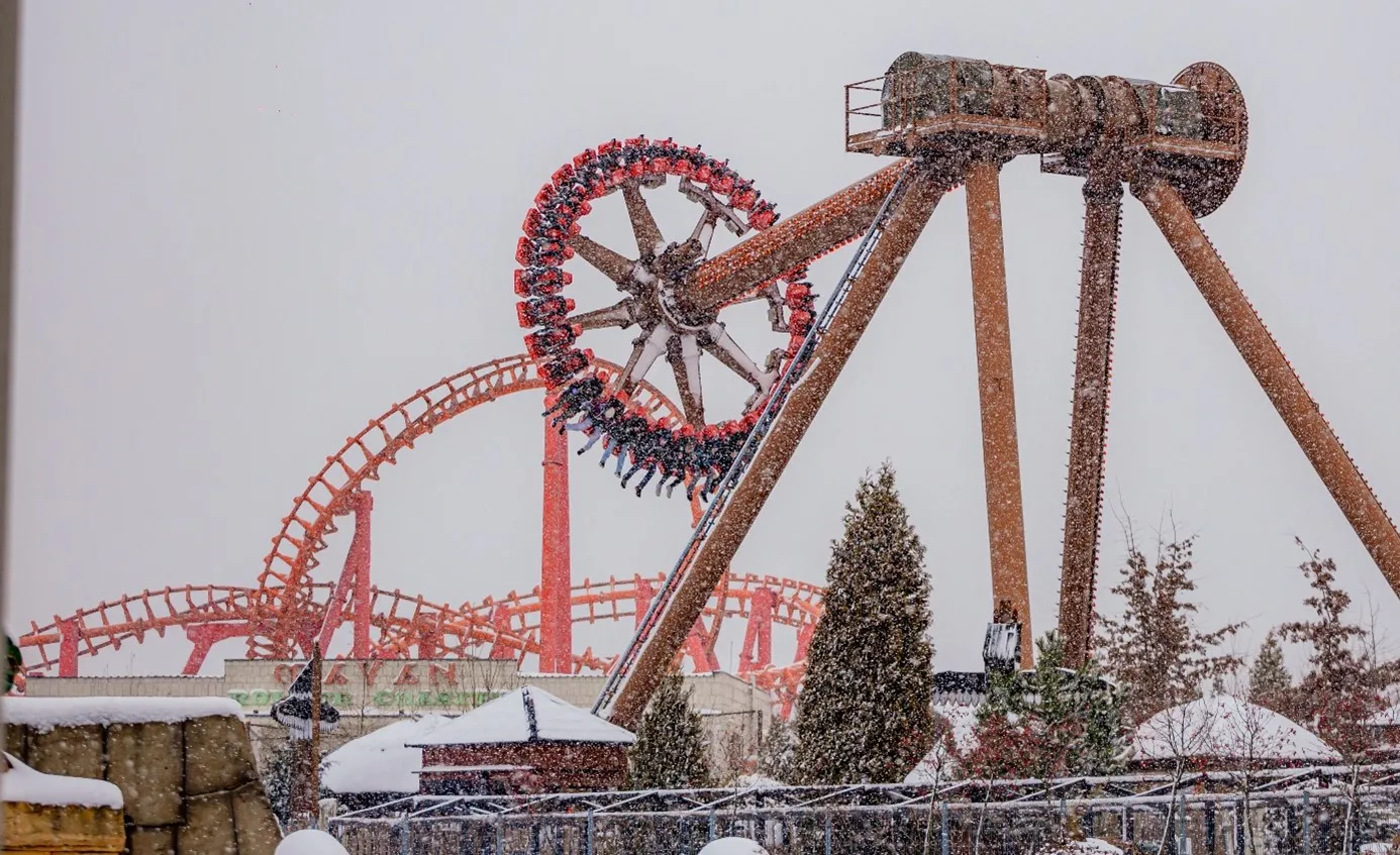 Zima na pełnych obrotach. Park rozrywki w śnieżnej odsłonie!