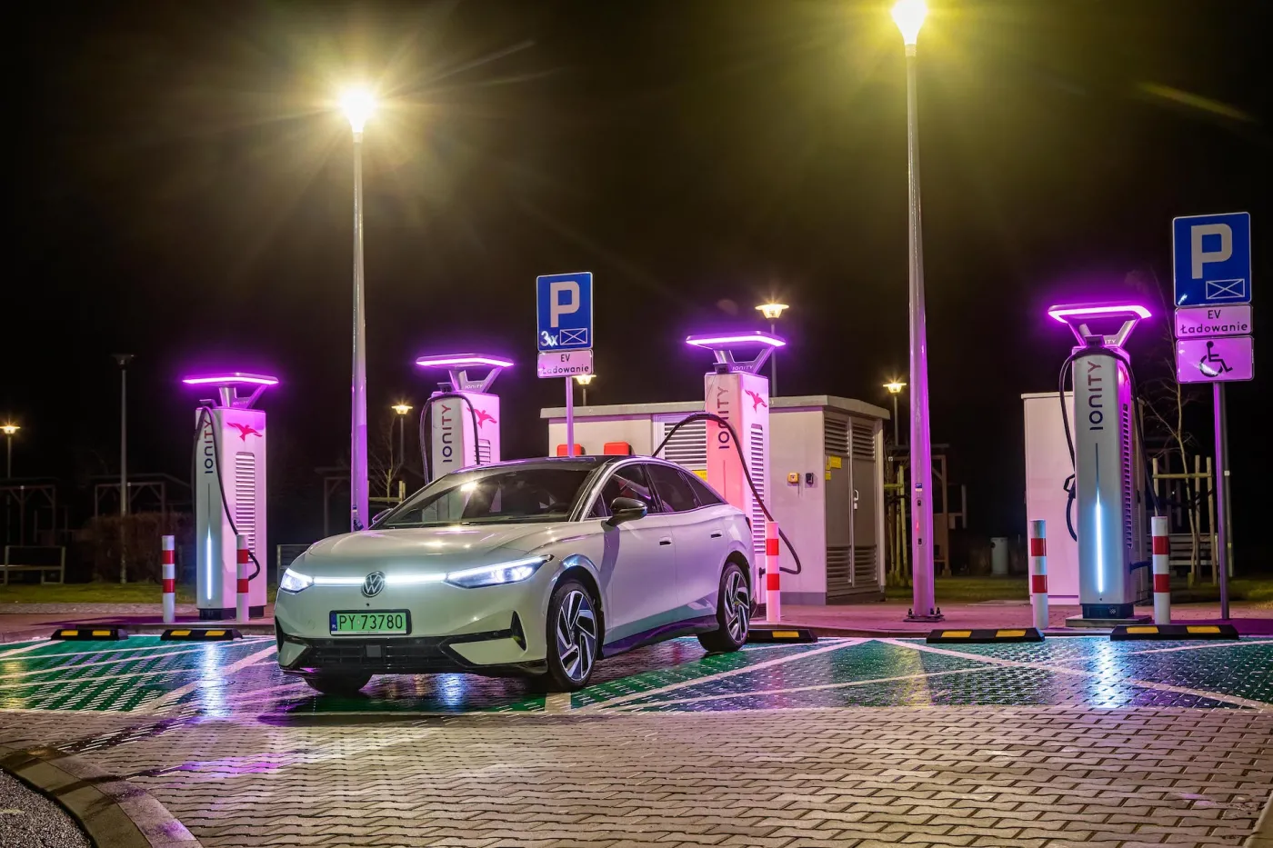 ladowanie-samochodu-elektrycznego-38136191.jpeg