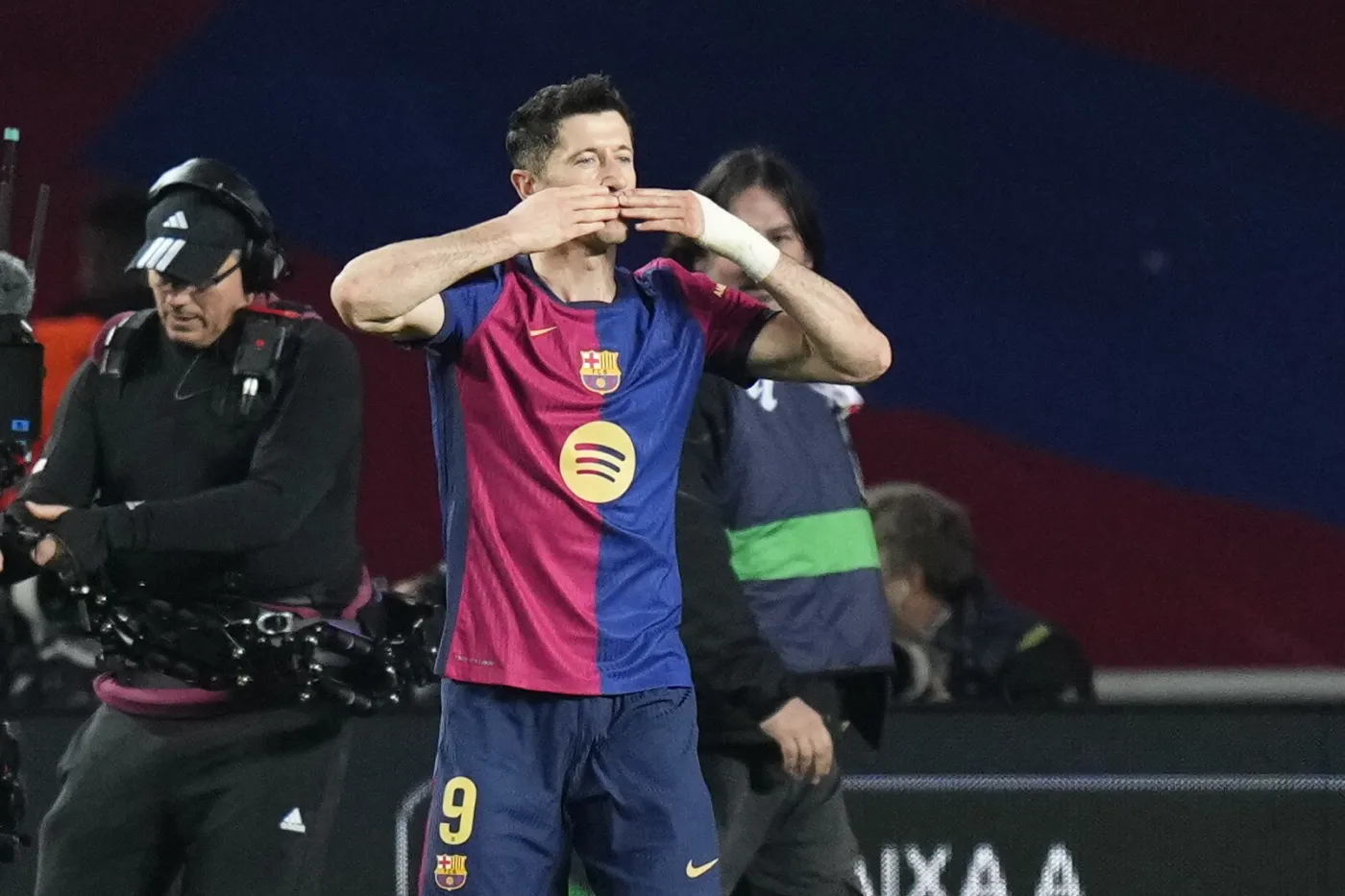 Lewandowski już ma więcej goli niż w poprzednim sezonie. Szczęsny pokazał klasę