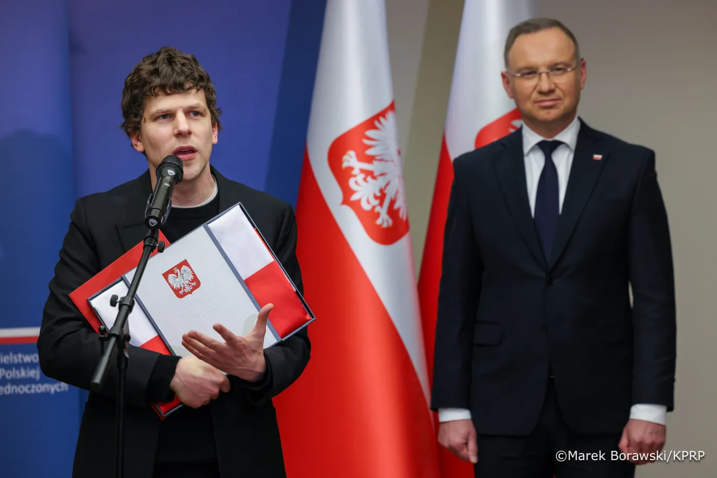 Twórca "Prawdziwego bólu" otrzymał polskie obywatelstwo. Kim jest Jesse Eisenberg?