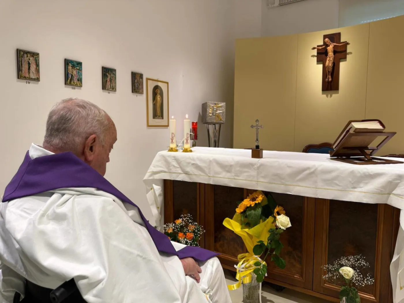 Pierwsze zdjęcie papieża Franciszka od początku jego pobytu w szpitalu