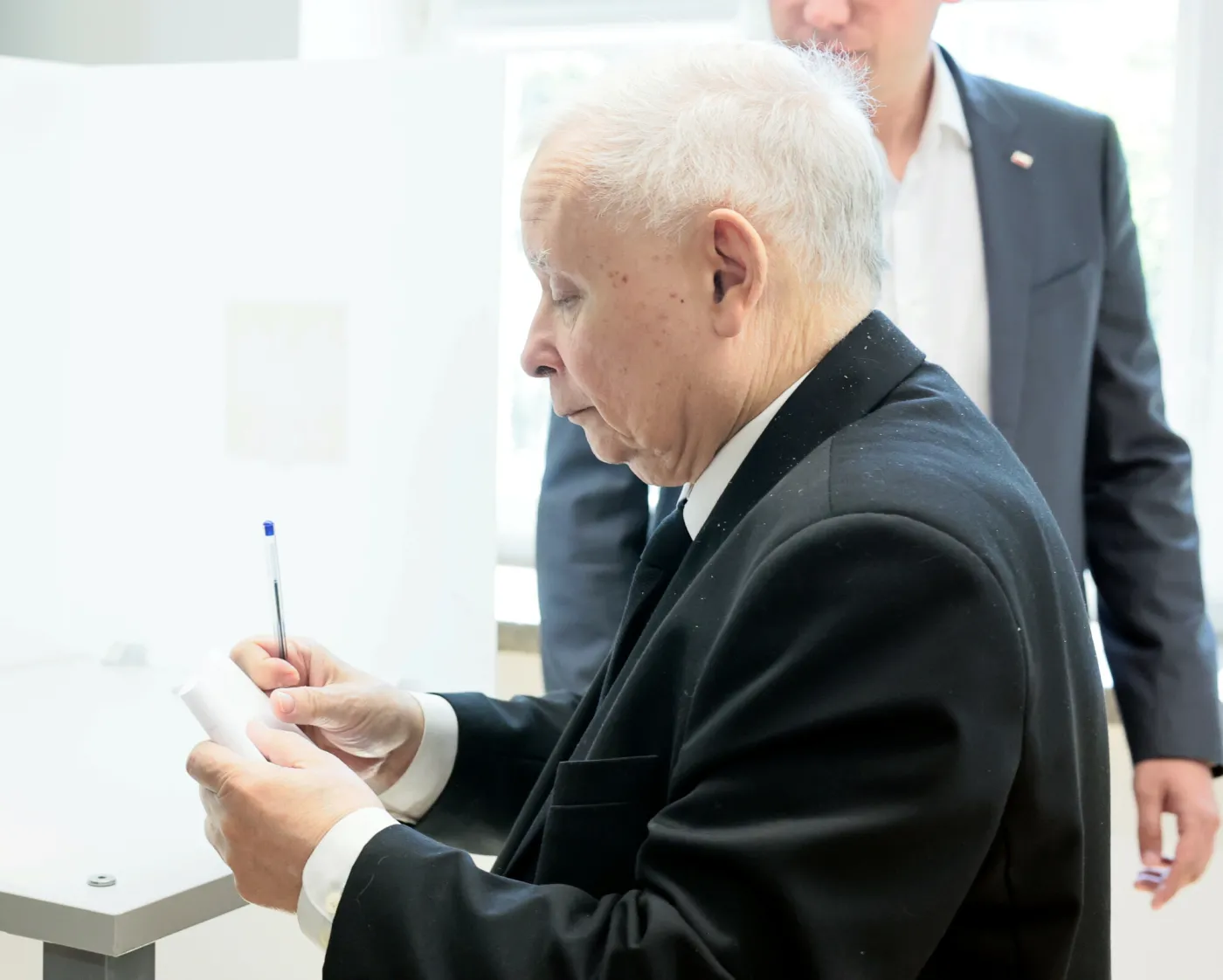 "Wiejski stół" polityków PiS. Weselna atmosfera w oczekiwaniu na wyniki [FOTO]