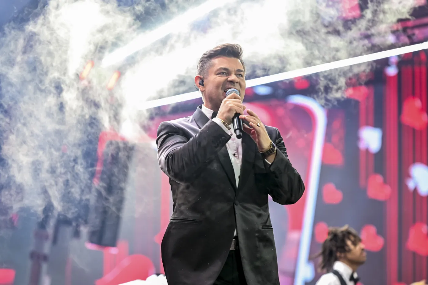 To nagranie podbija internet. Ksiądz tańczy boso do hitu Zenka Martyniuka [WIDEO]