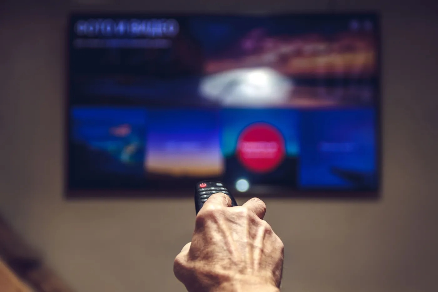 Seniorzy w Polsce wciąż poza zasięgiem platform streamingowych. Ten sondaż daje do myślenia