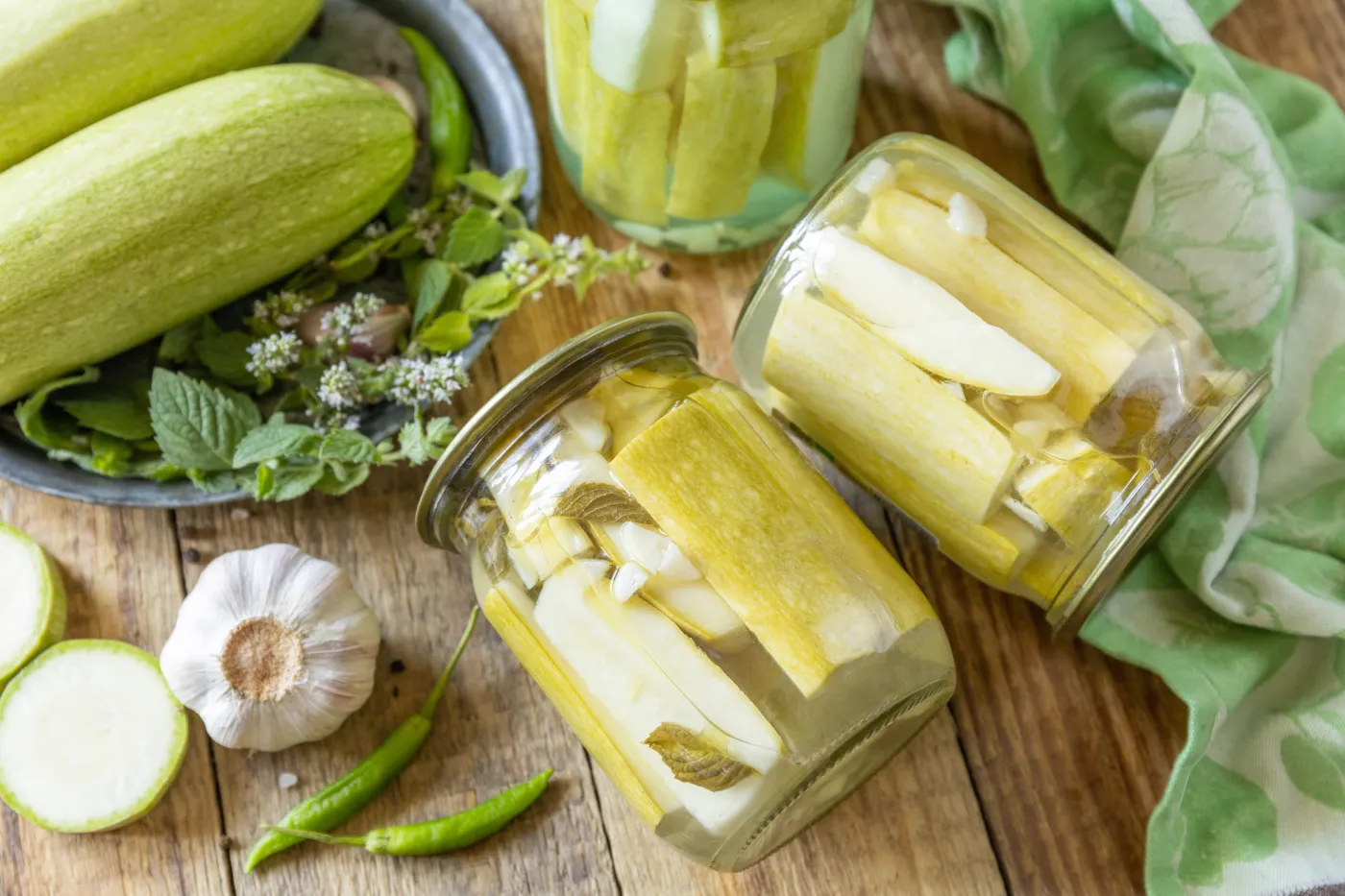 Nie ogórki, nie kapusta. Kiszona cukinia to hit lata. Pyszna i aromatyczna
