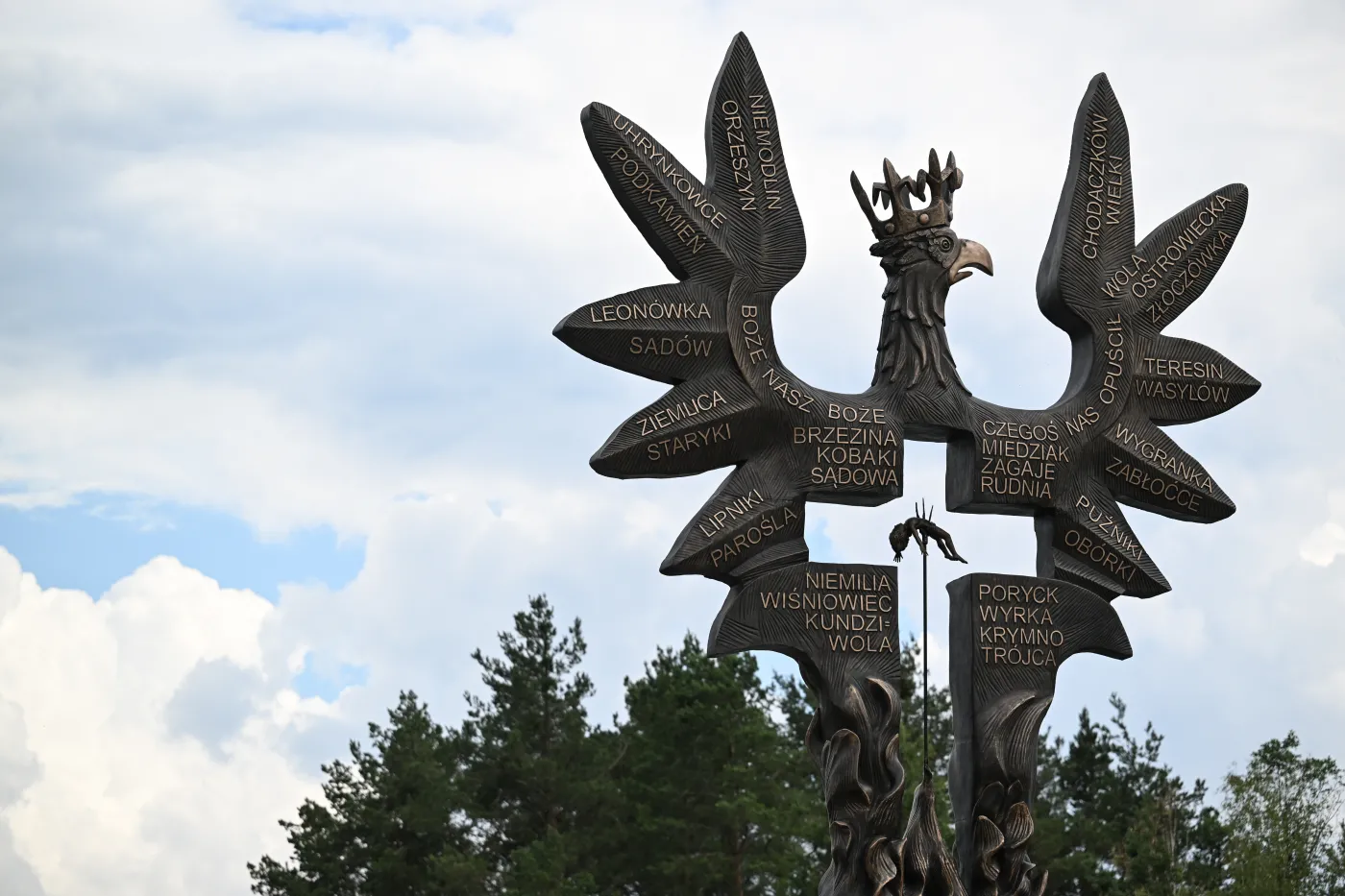 Zdewastowano pomnik "Rzeź Wołyńska" na Podkarpaciu. Policja szuka sprawcy