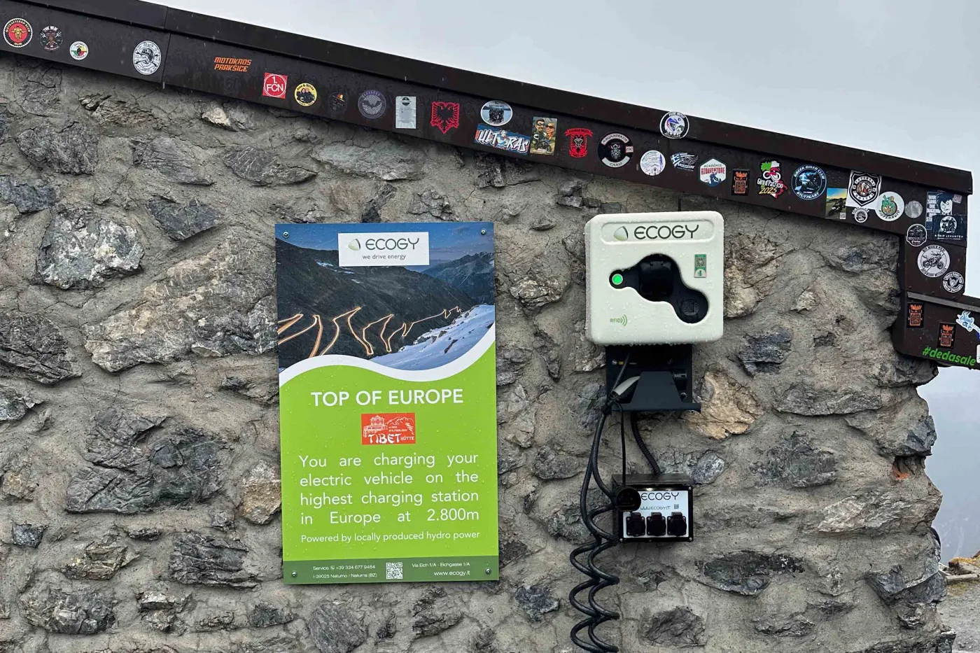 samochodem-elektrycznym-w-alpach-38577546.jpg