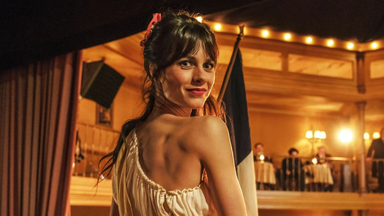 Nowy serial kostiumowy od dziś w telewizji. To historia pierwszej paryskiej striptizerki