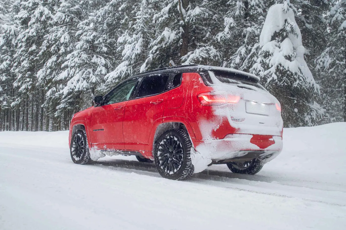 Czy odśnieżanie szczotką szkodzi? Są sposoby, by zmniejszyć rysowanie lakieru