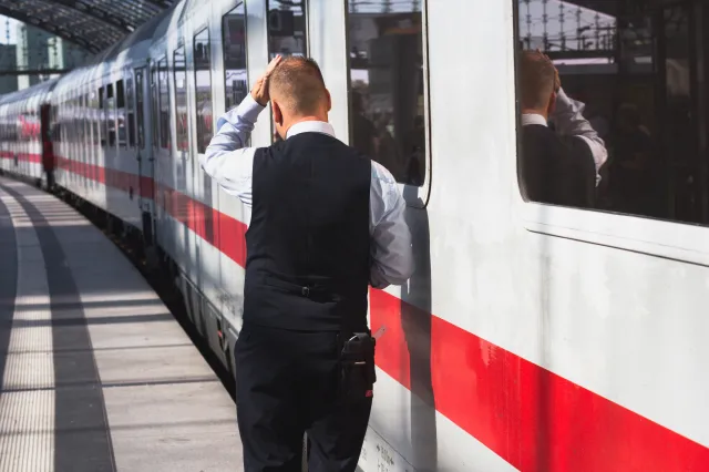 Śmiertelny atak w pociągu. Nie żyje konduktor zaatakowany przez pasażera