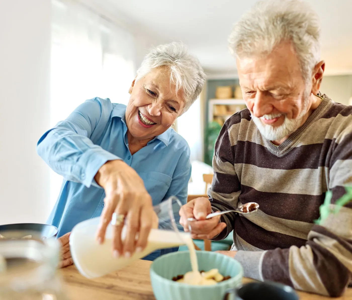 Seniorzy powinni jeść często. Pomaga na bolące stawy i wspomaga trawienie