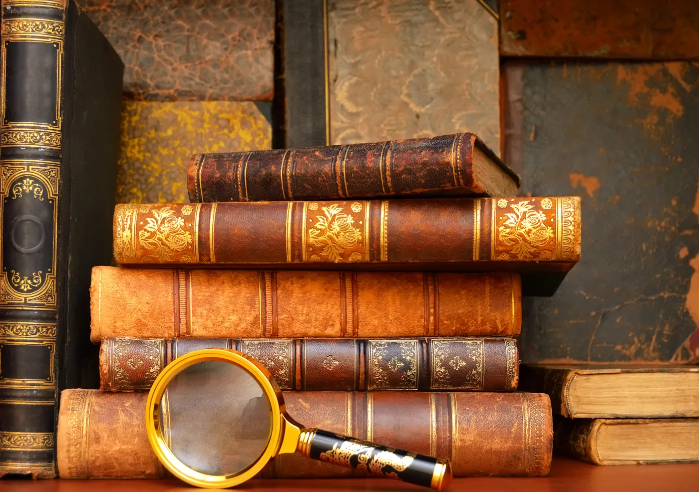 Old,Vintage,Books,On,Shelf,In,The,Cabinet