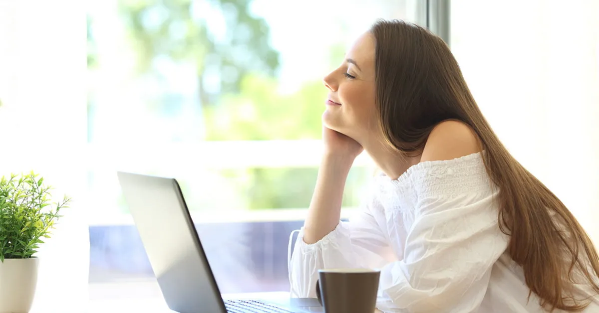 Zrelaksowana kobieta przy laptopie