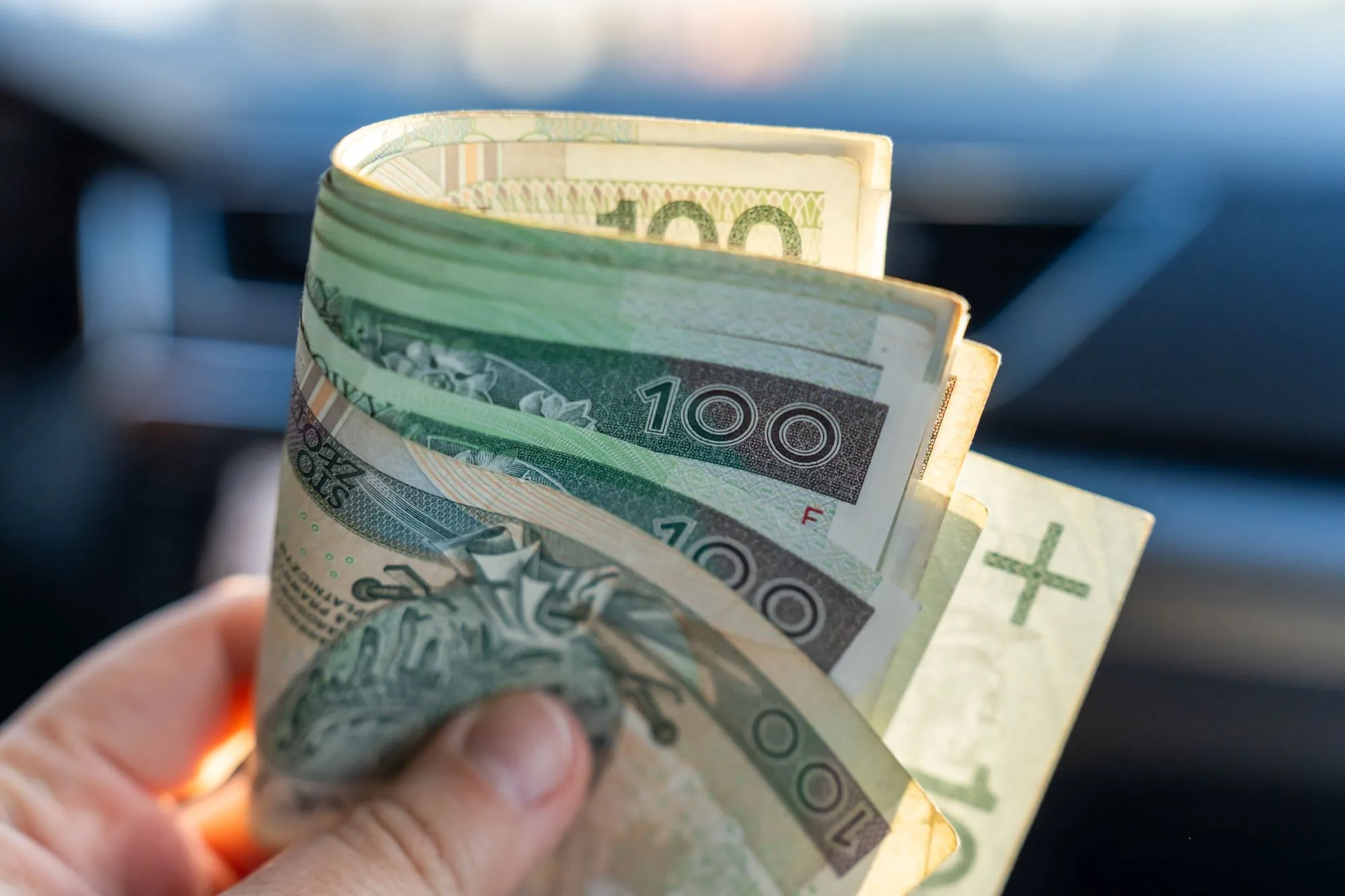 ZUS wypłaci 7000 zł. Komu przysługuje zasiłek?