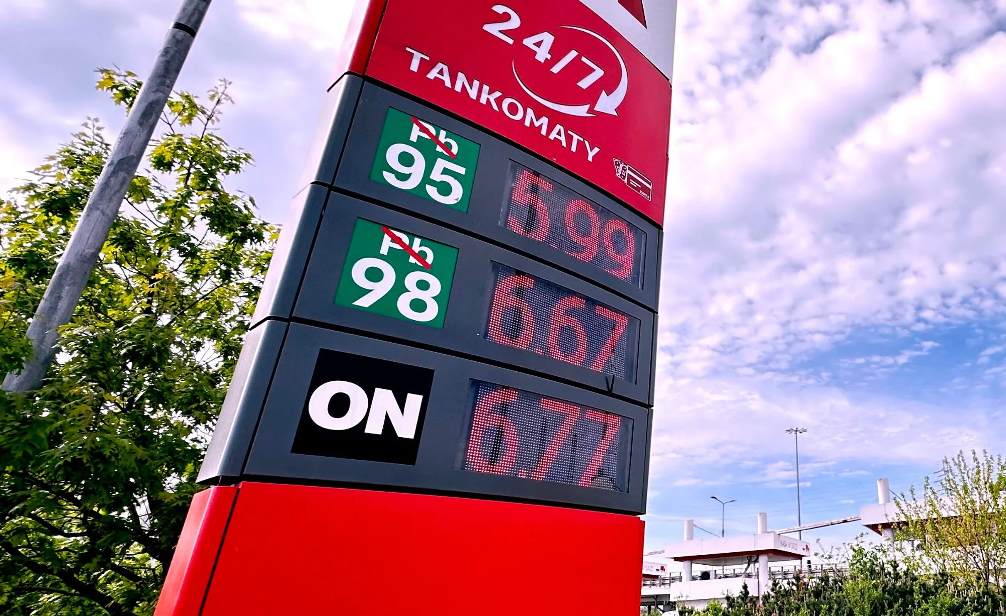 Polacy rzucili się na stacje, paliwo po 5,99 zł to fakt. Korzystaj, bo nadchodzi zmiana