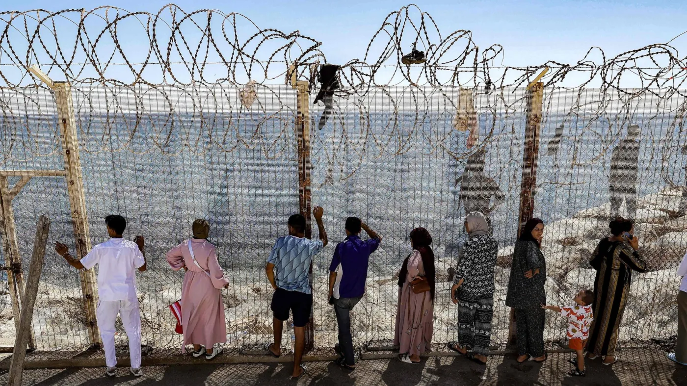 Tysiące nielegalnych migrantów przekroczyło granicę w hiszpańskiej Ceucie