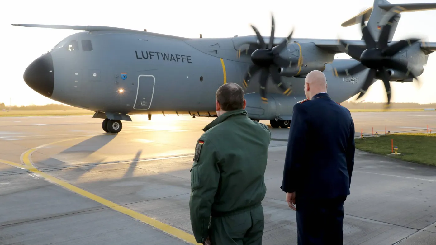 Generał Joachim Kaschke (po lewej) w towarzystwie generała Ingo Gerhartza