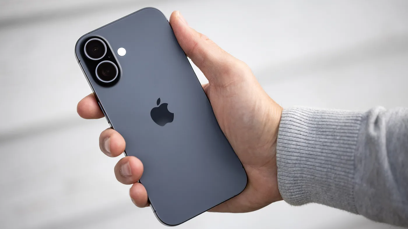 Dłoń trzymająca iPhone'a podczas korzystania z funkcji Stuknięcie w tył