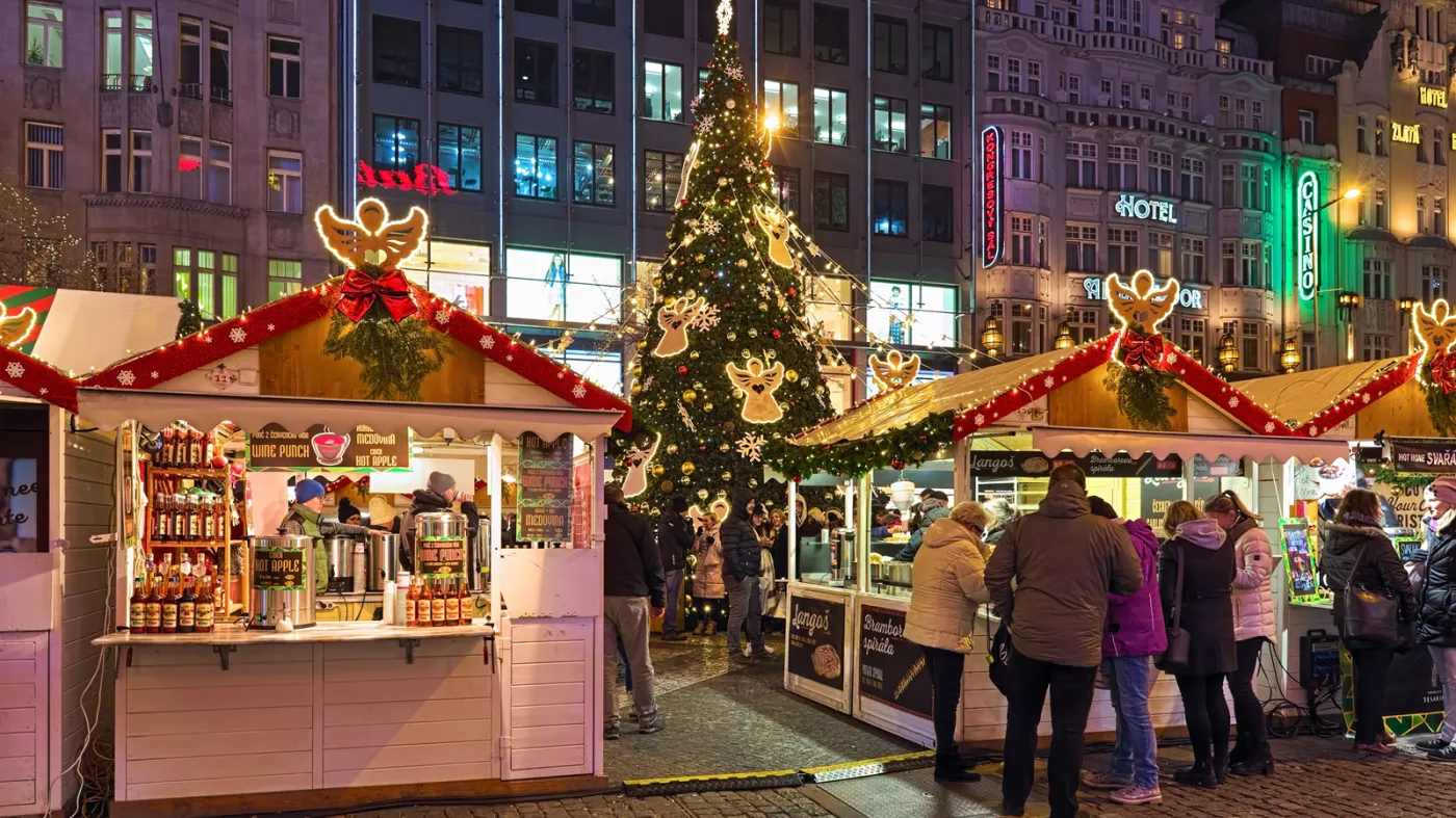 Jarmark bożonarodzeniowy. Dobry pretekst na weekendowy wypad na city break. Londyn, Praga, Wiedeń, miasta kuszą polskiego turystę kulturalną ofertą na czas przed świętami.