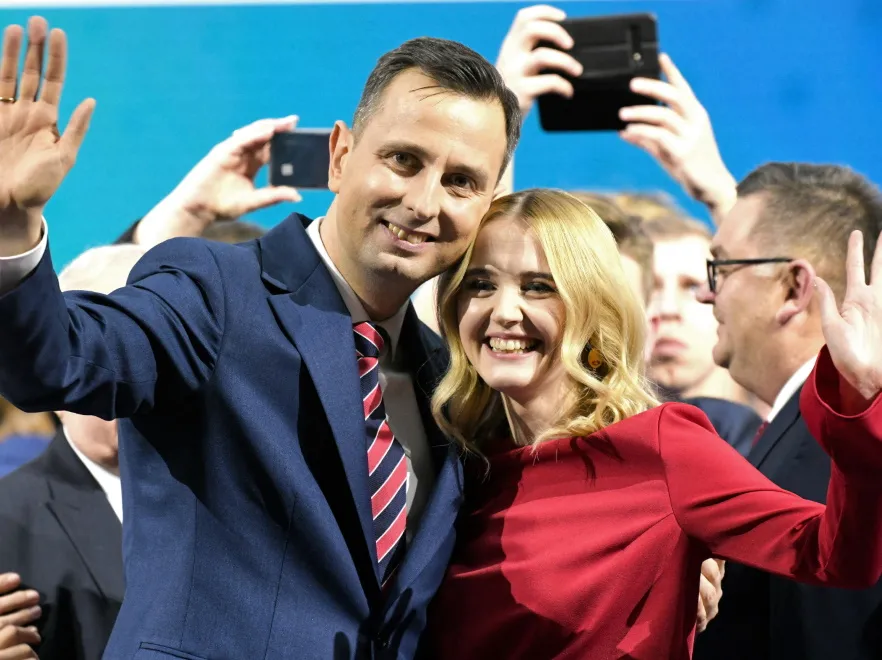 ... to nie jedyne, na co warto zwrócić uwagę w jej kontekście. 31-letnia specjalistka ortodoncji pokazała bowiem, że doskonały styl i lubi odważne ubrania...