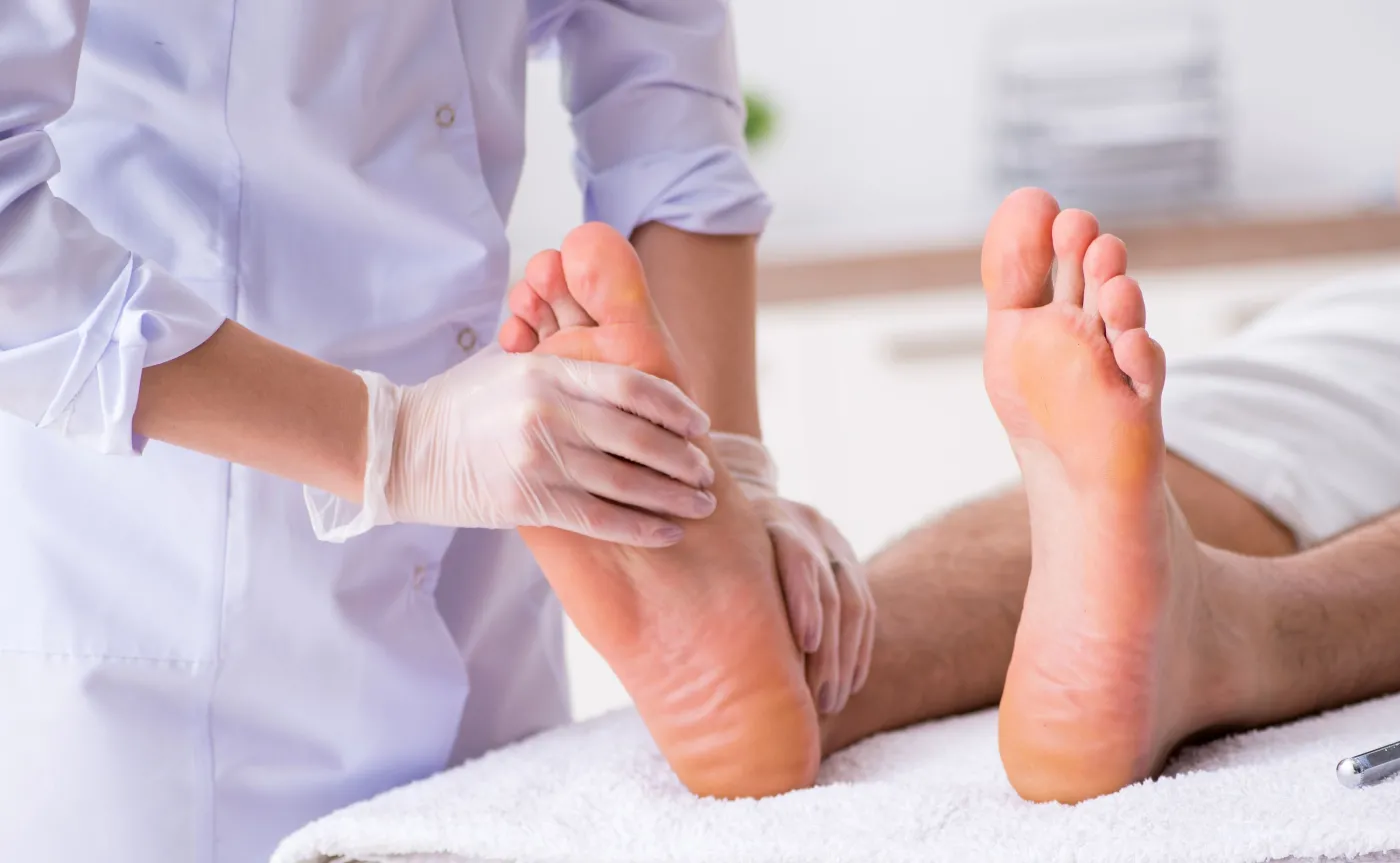 Czym jest onycholiza i jak ją leczyć? Ekspert radzi