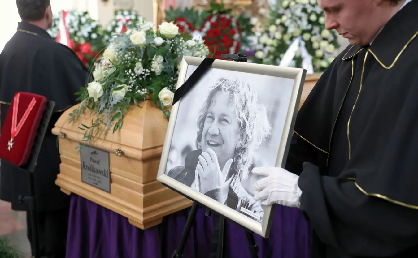 Paweł Królikowski spoczął na Powązkach. Rodzina, gwiazdy i politycy pożegnali aktora [ZDJĘCIA]