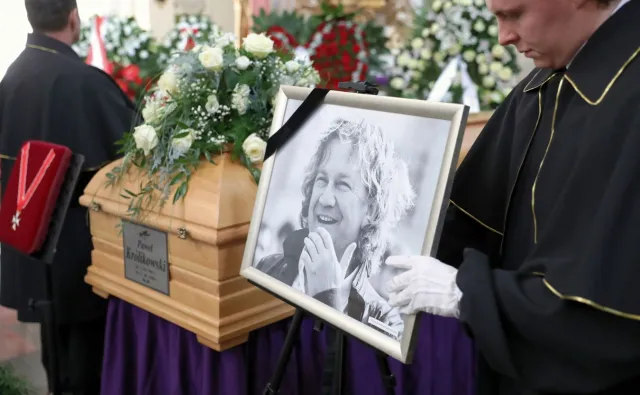 Paweł Królikowski spoczął na Powązkach. Rodzina, gwiazdy i politycy pożegnali aktora [ZDJĘCIA]