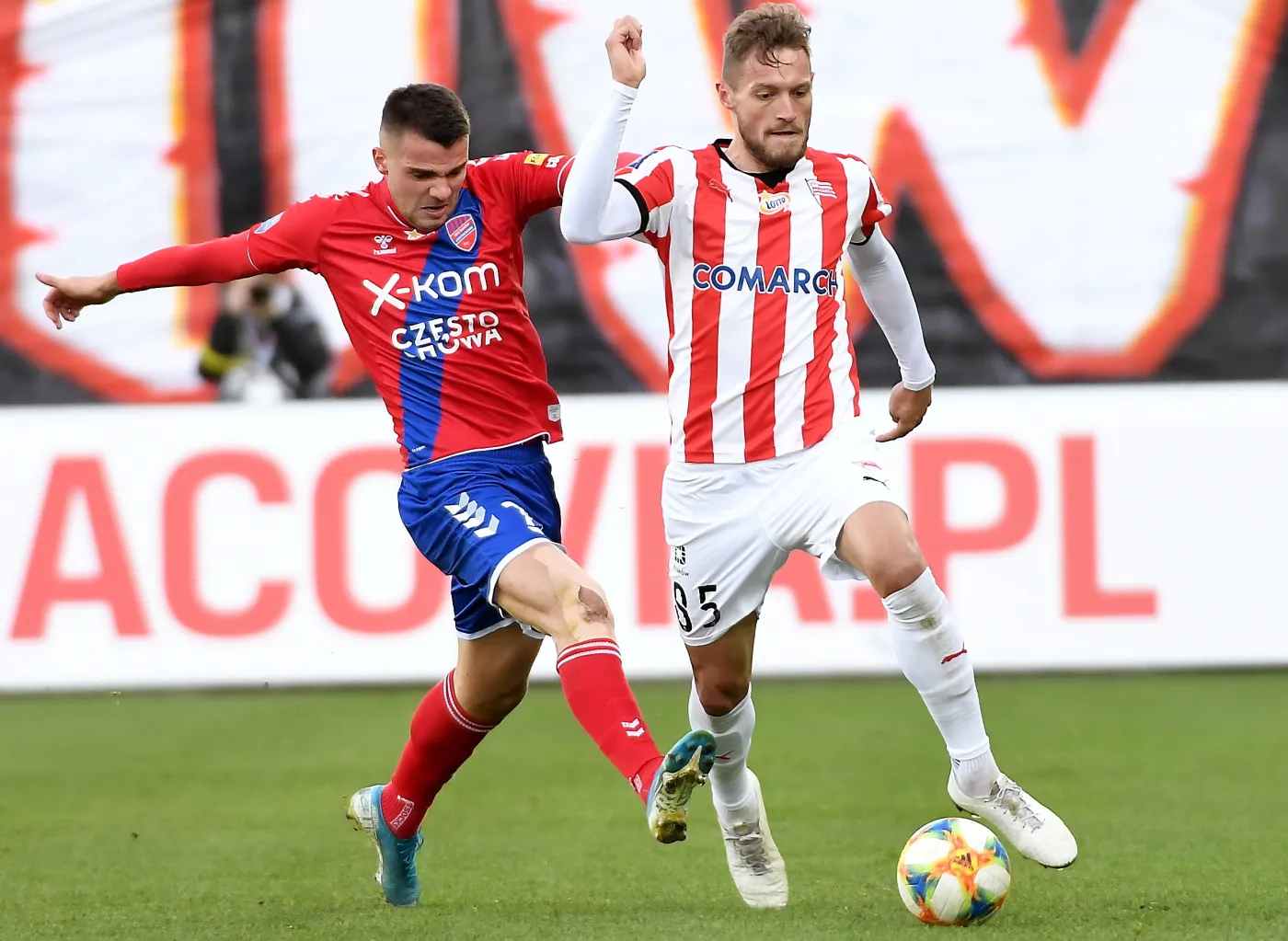 Piłkarz Cracovii David Jablonsky (P) i Aleksandyr Kolew (L) z Rakowa Częstochowa podczas meczu Ekstraklasy