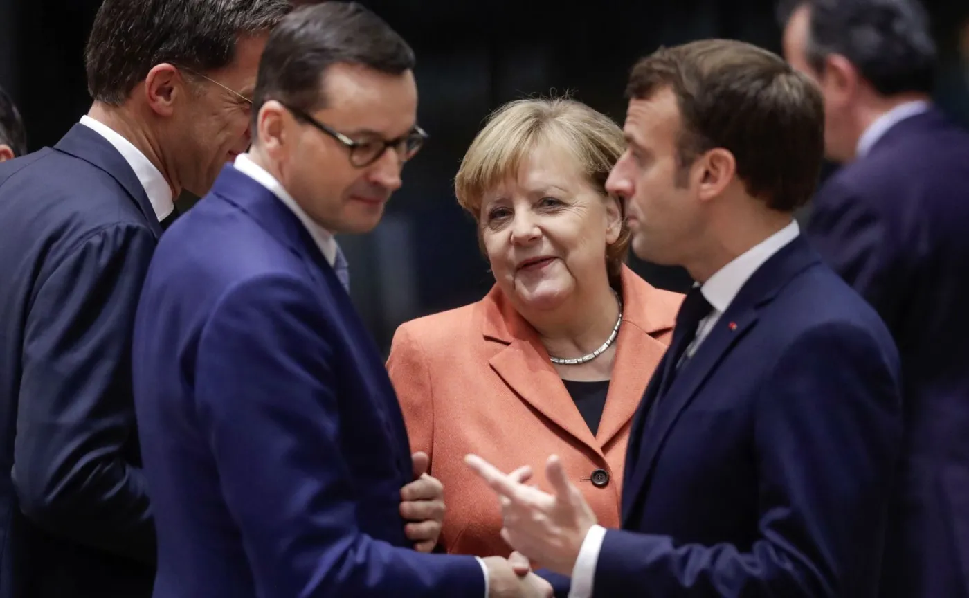 Mateusz Morawiecki, Angela Merkel i Emmanuel Macron na szczycie UE