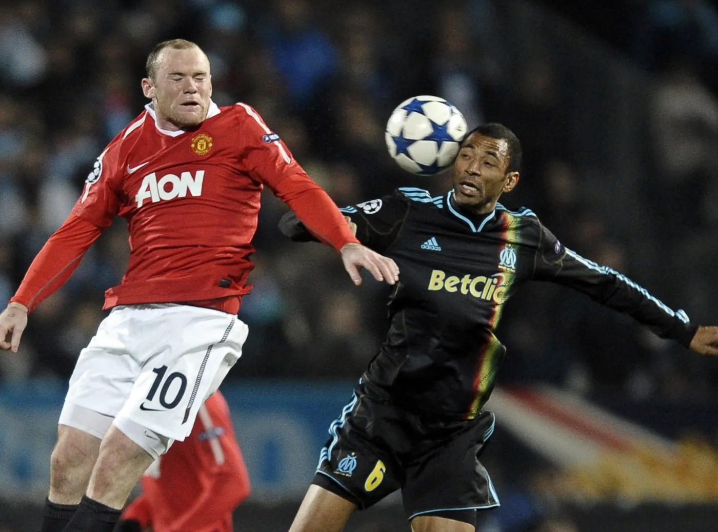 Wayne Rooney w pojedynku z Edouardem Cisse