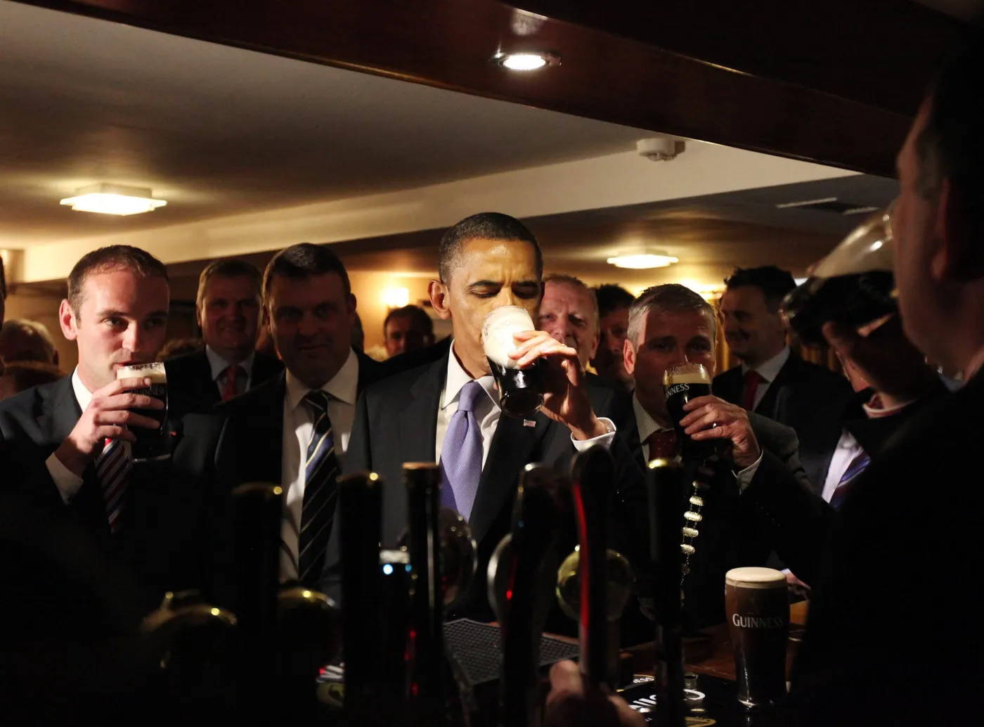 2104091-barack-obama-na-guinessie-w-irlandzkim.jpg