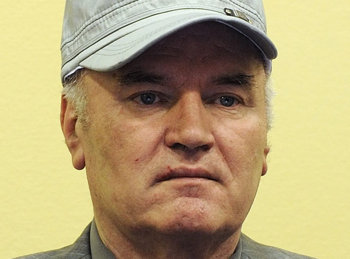Ratko Mladić na sali rozpraw Trybunału Haskiego