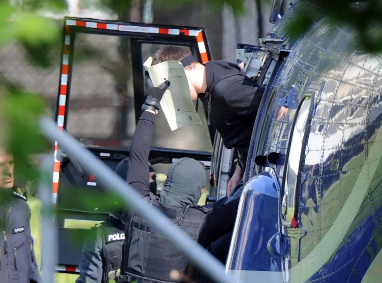 Członkowie służb antyterrorystycznych eskortują jednego z aresztowanych członków Al-Kaidy