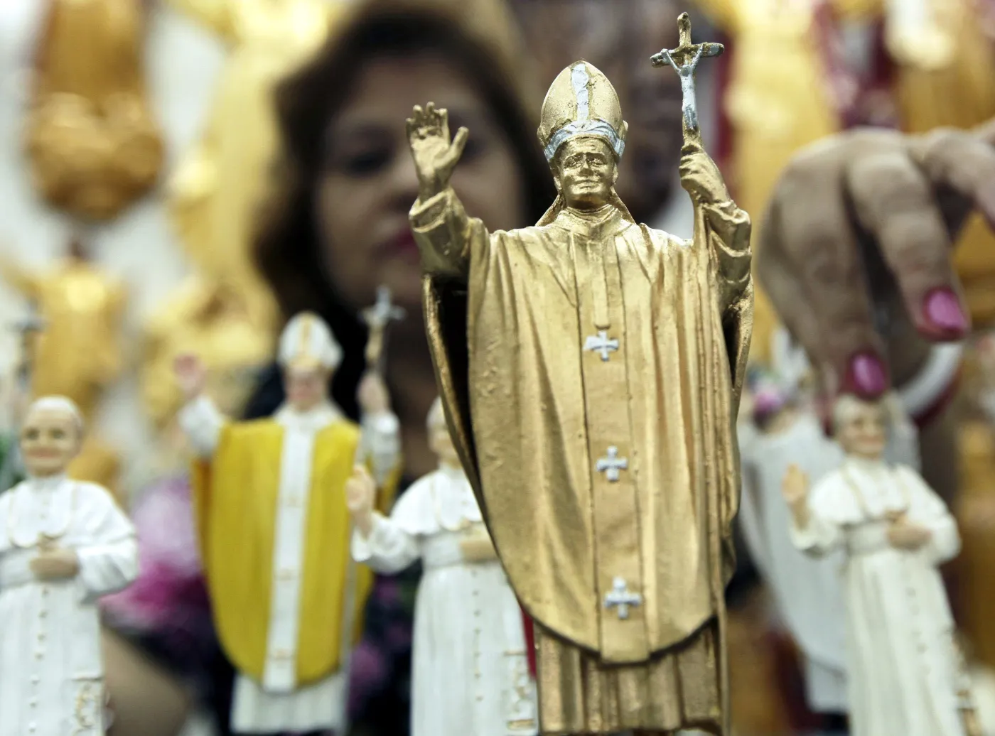 Rzymska straż miejska konfiskuje nielegalne pamiątki z beatyfikacji