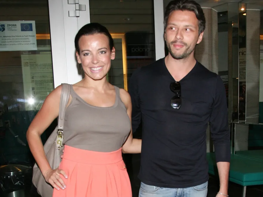 Anna Mucha stawia na mocną opaleniznę i odkryte ciało